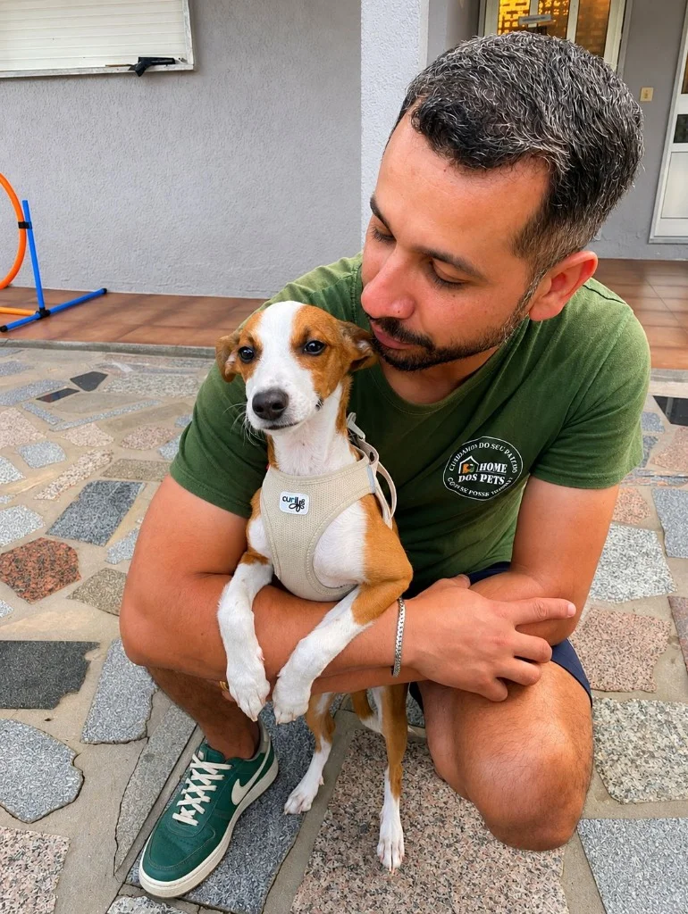 Marcelo Cunha da Home dos Pets com a farda oficial a segurar um patudo com carinho em Viseu